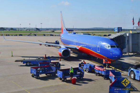 Boeing 737-8H4